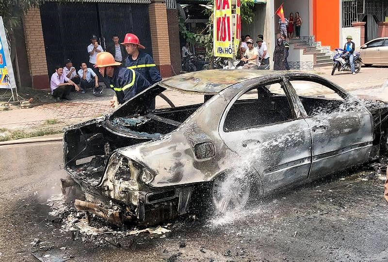 Xe hoa Mercedes đi lễ cưới bị cháy trơ khung sắt - 3