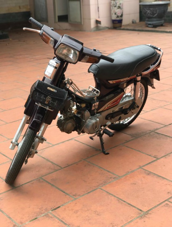 Đây là một chiếc Honda Dream của một dân chơi xe ở Hà Nội. Chia sẻ với chúng tôi, chủ xe cho biết chiếc Dream này của anh là dòng Dream Thái Lan đời 2001.