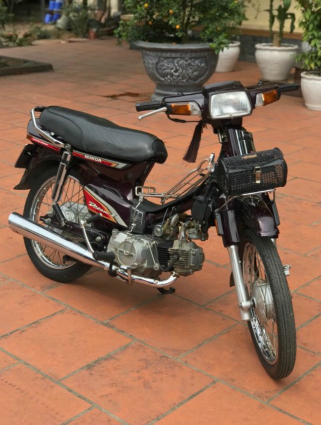 Honda Dream, một dòng xe được tôn xưng là huyền thoại xe ở Việt Nam, hiện không còn được sản xuất nữa nhưng vẫn luôn gây sốt làng xe hai bánh. Nhất là các mẫu xe Honda Dream Thái đời cũ lại mang biển sảnh, biển tứ quý như thế này.