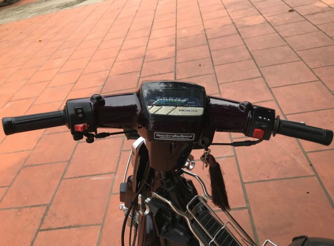 Phần yếm xe đã được tháo ra.