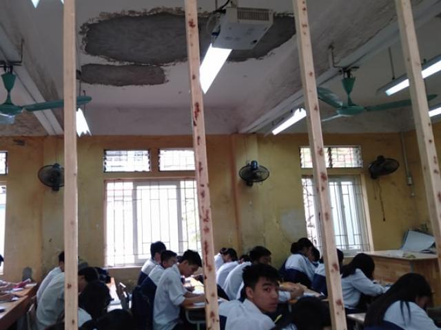 Giáo dục - du học - Chuyện lạ có thật: Giữa thủ đô, giáo viên cầm gậy chọc vữa trần lớp học