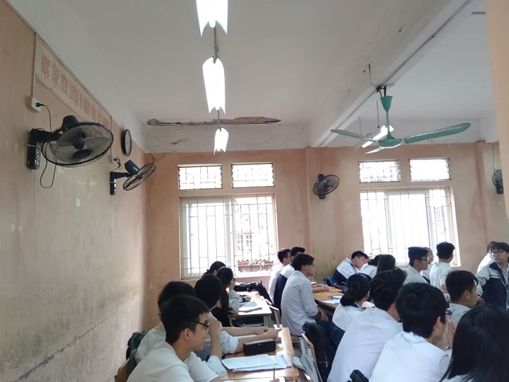 Chuyện lạ có thật: Giữa thủ đô, giáo viên cầm gậy chọc vữa trần lớp học - 2