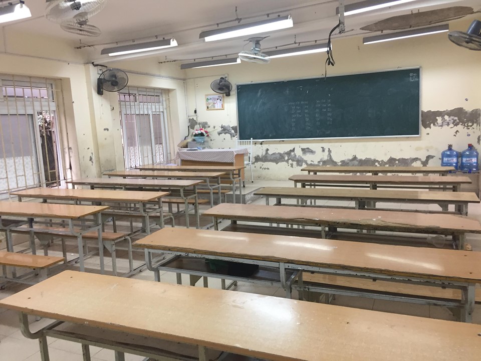 Chuyện lạ có thật: Giữa thủ đô, giáo viên cầm gậy chọc vữa trần lớp học - 3