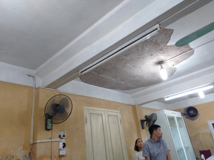 Chuyện lạ có thật: Giữa thủ đô, giáo viên cầm gậy chọc vữa trần lớp học - 5