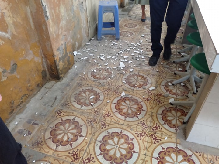 Chuyện lạ có thật: Giữa thủ đô, giáo viên cầm gậy chọc vữa trần lớp học - 6