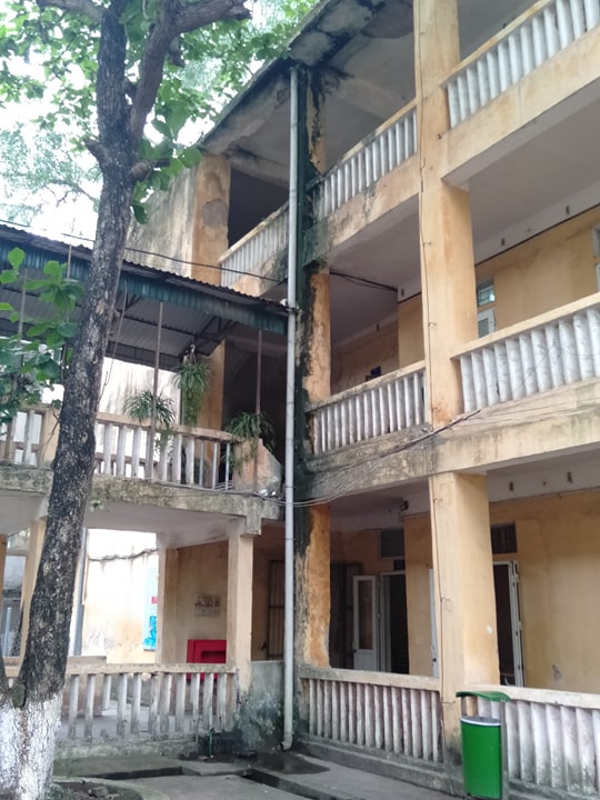 Chuyện lạ có thật: Giữa thủ đô, giáo viên cầm gậy chọc vữa trần lớp học - 11