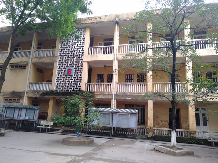 Chuyện lạ có thật: Giữa thủ đô, giáo viên cầm gậy chọc vữa trần lớp học - 12