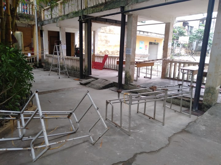 Chuyện lạ có thật: Giữa thủ đô, giáo viên cầm gậy chọc vữa trần lớp học - 8