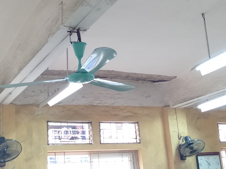 Chuyện lạ có thật: Giữa thủ đô, giáo viên cầm gậy chọc vữa trần lớp học - 14