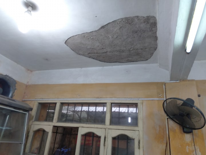 Chuyện lạ có thật: Giữa thủ đô, giáo viên cầm gậy chọc vữa trần lớp học - 13