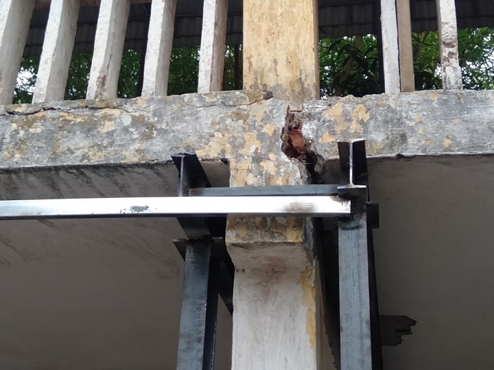 Chuyện lạ có thật: Giữa thủ đô, giáo viên cầm gậy chọc vữa trần lớp học - 10