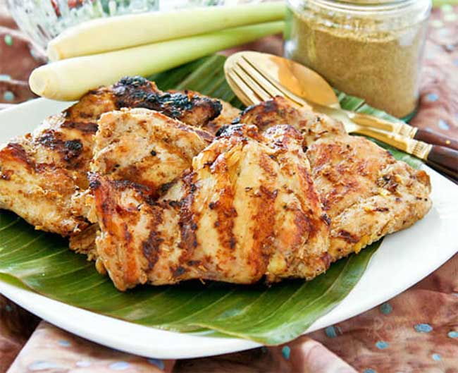 Gà nướng sả: Món ăn đầy hương vị này sử dụng đùi gà không xương, không da trong thời gian nướng ngắn hơn và được phủ thêm sữa chua ít chất béo để khóa độ ẩm của thịt.
