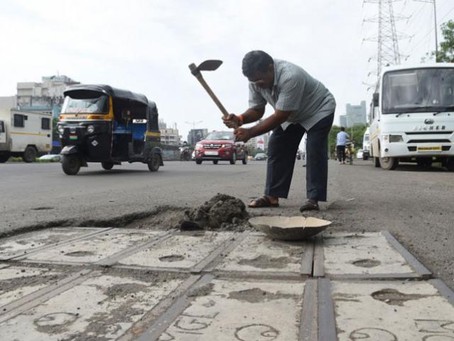 Bạn trẻ - Cuộc sống - Ông bố bỏ tiền túi lấp ổ gà để tưởng nhớ con trai chết vì tai nạn