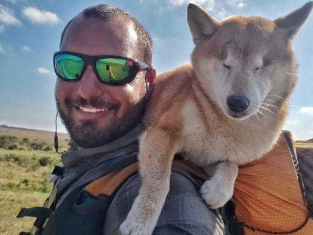 Bạn trẻ - Cuộc sống - Chàng phượt thủ cõng cún cưng bị mù du ngoạn ngàn dặm