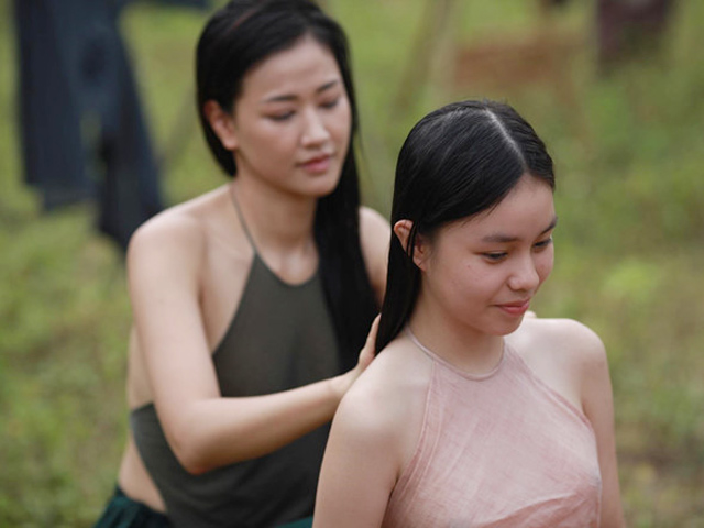 Thời trang - Ồn ào chuyện mặc áo yếm không phòng hộ mới trên màn ảnh Việt