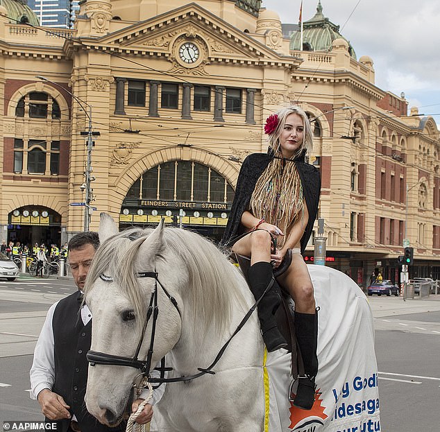 Cô gái xinh đẹp khỏa thân cưỡi ngựa khắp thành phố Úc - 1