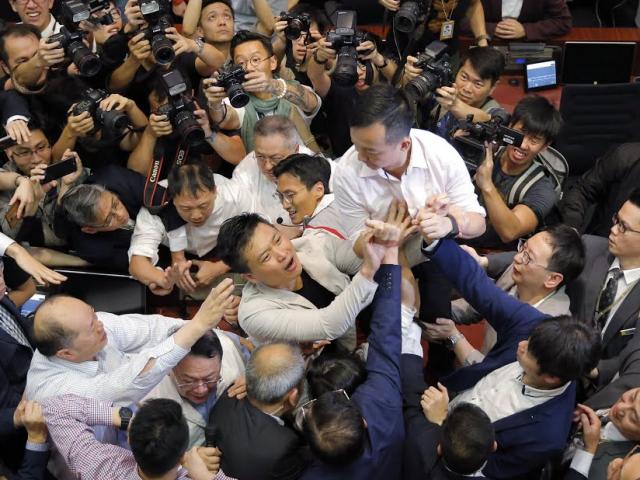 Media - Nghị sĩ Hong Kong lao vào ẩu đả ngay giữa phòng họp
