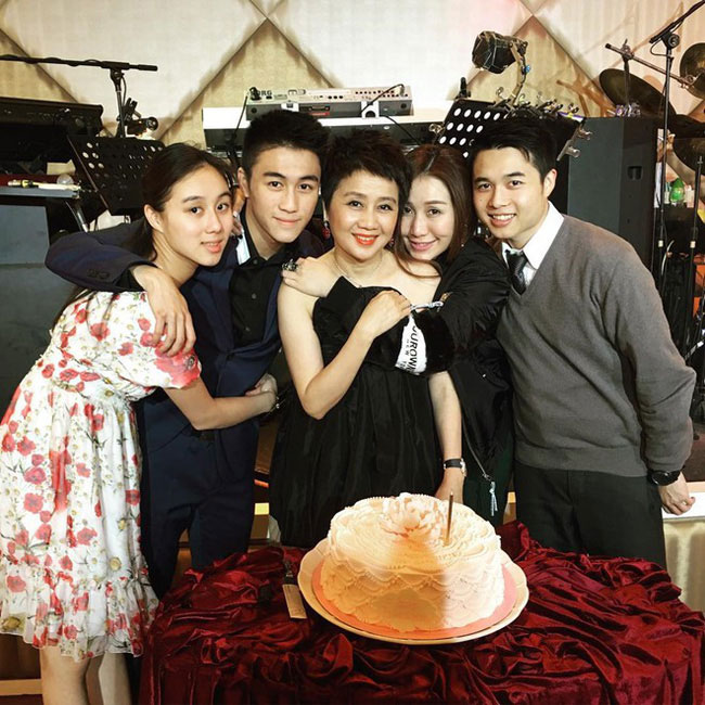 Chân dung thiếu gia đẹp trai, giàu có chuẩn bị 90.000 bông hồng cầu hôn "nữ hoàng nội y" - 3