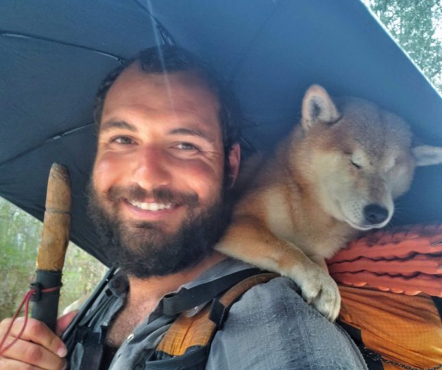 Chàng phượt thủ cõng cún cưng bị mù du ngoạn ngàn dặm - 1