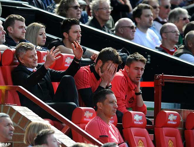 MU tệ nhất lịch sử 35 năm: Solskjaer &#34;vớ bẫm&#34; hơn HLV Liverpool, Chelsea - 2