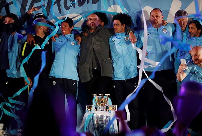 Man City vô địch Ngoại hạng Anh: Nhuộm xanh &#34;thành Man&#34;, Pep vượt Mourinho - 6