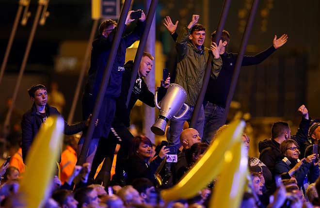 Man City vô địch Ngoại hạng Anh: Nhuộm xanh &#34;thành Man&#34;, Pep vượt Mourinho - 3