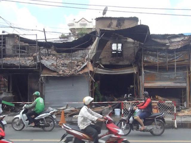 Tin tức trong ngày - TP.HCM: Cháy kinh hoàng lúc rạng sáng, dân phá mái tôn thoát thân