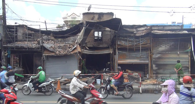 TP.HCM: Cháy kinh hoàng lúc rạng sáng, dân phá mái tôn thoát thân - 2