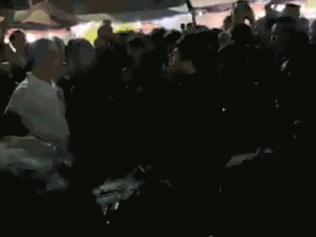 Nam ca sĩ ẩu đả với khán giả Vĩnh Phúc ngay dưới sân khấu vì bị nghi đạo nhạc - 2