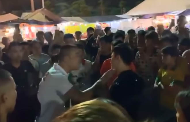 Nam ca sĩ ẩu đả với khán giả Vĩnh Phúc ngay dưới sân khấu vì bị nghi đạo nhạc - 1