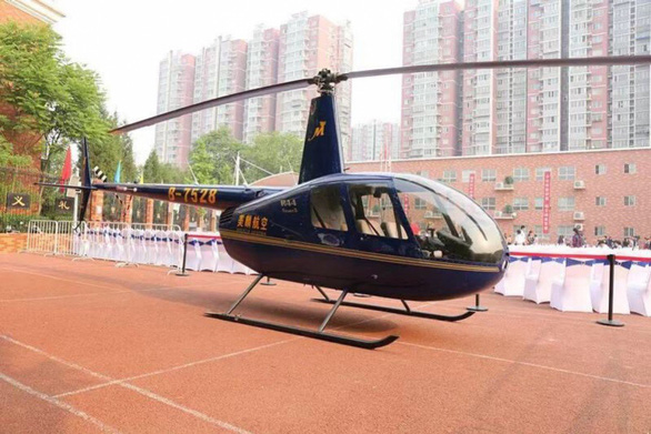 Đại gia TQ bị “ném đá” vì đến trường con gái lớp 1 bằng trực thăng - 1