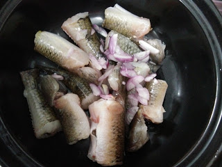 Cá bống kho nghệ: món ăn dân dã dễ làm - 1