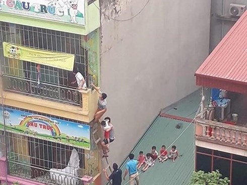 “Chưa đến mức phải đưa trẻ thoát hiểm bằng thang băng qua mái nhà sau vụ cháy” - 1