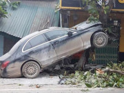 Tin tức trong ngày - Xế hộp Mercedes bất ngờ &quot;leo&quot; lên cây bàng, tài xế bị thương