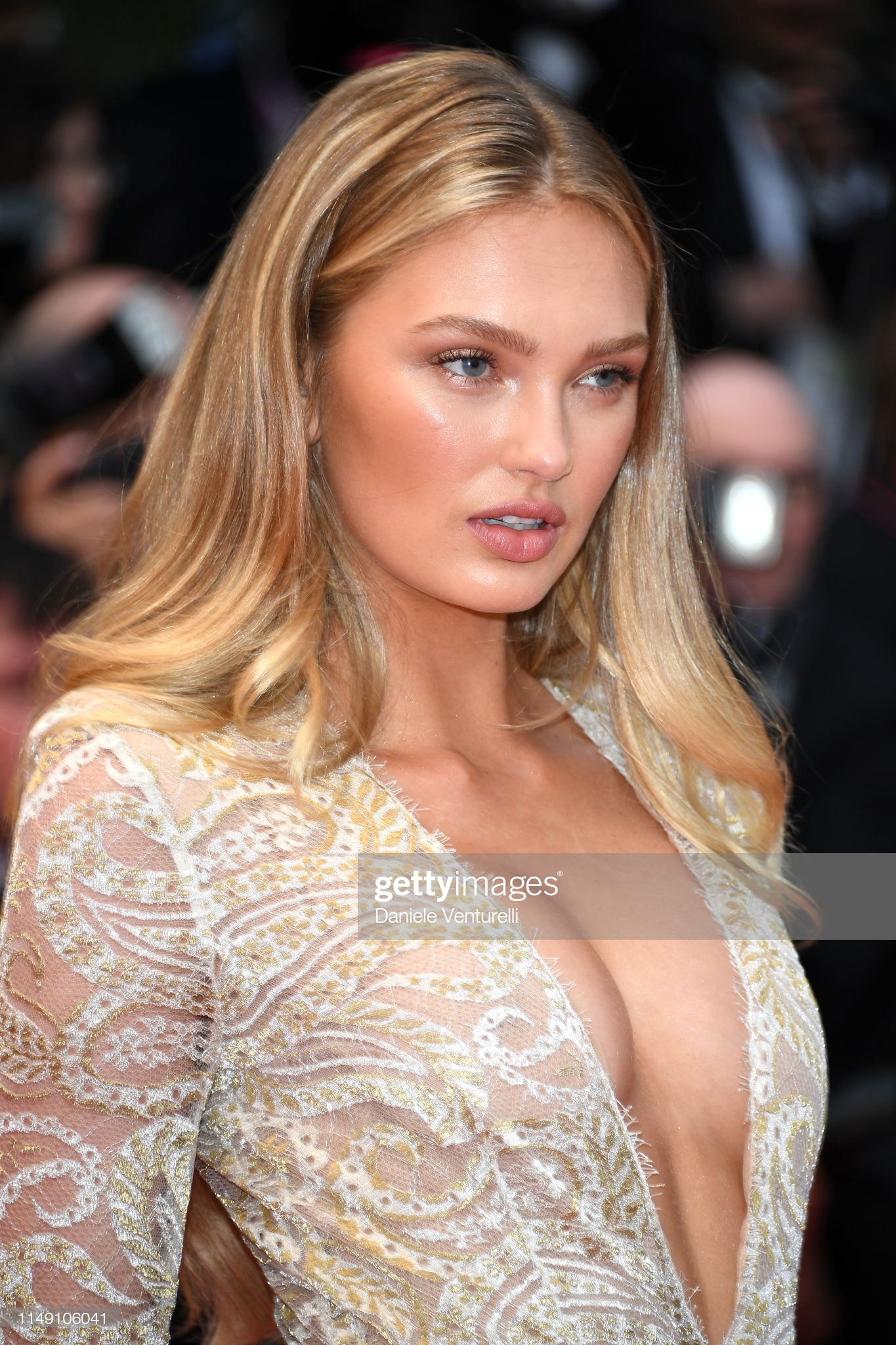 Loạt mỹ nhân siêu vòng 1 làm "náo loạn" thảm đỏ Cannes 2019 - 3