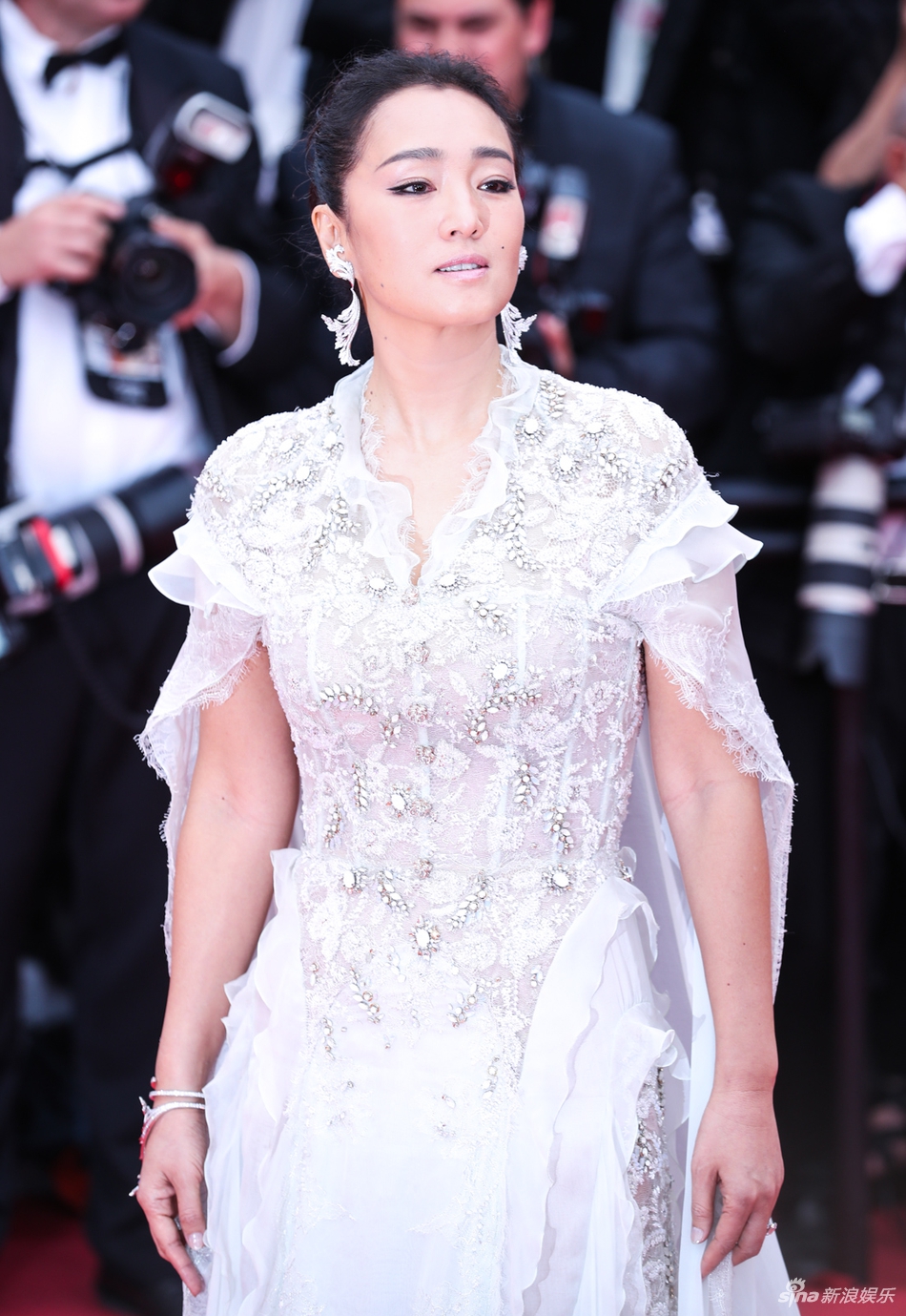 Loạt mỹ nhân siêu vòng 1 làm "náo loạn" thảm đỏ Cannes 2019 - 3