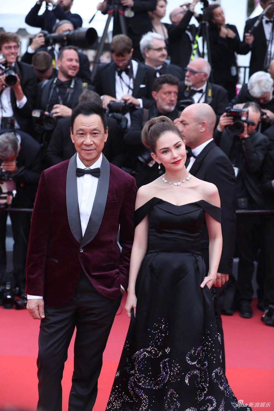 Loạt mỹ nhân siêu vòng 1 làm "náo loạn" thảm đỏ Cannes 2019 - 4