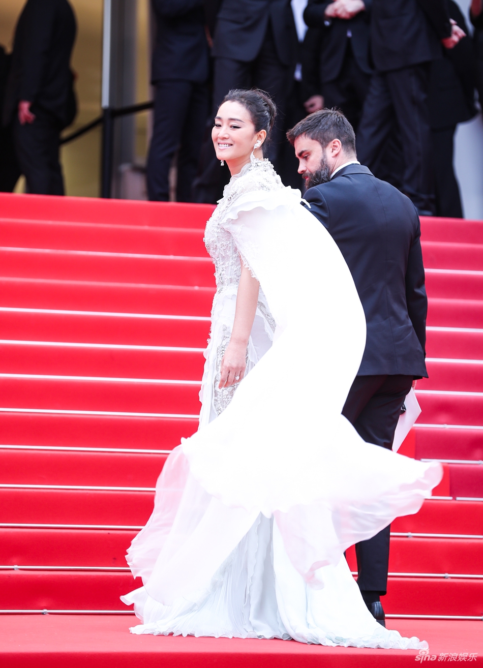 Loạt mỹ nhân siêu vòng 1 làm "náo loạn" thảm đỏ Cannes 2019 - 2