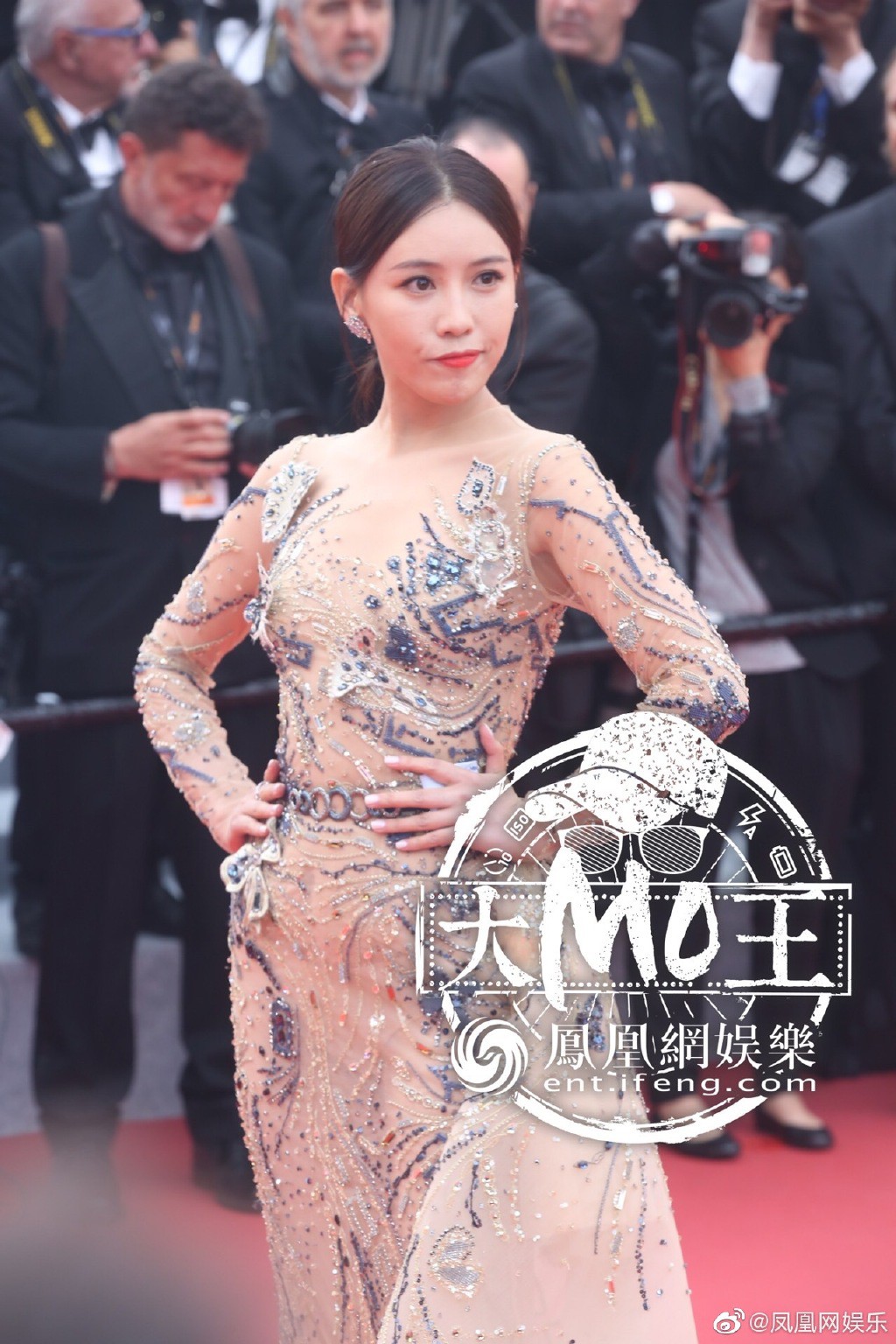Loạt mỹ nhân siêu vòng 1 làm "náo loạn" thảm đỏ Cannes 2019 - 7