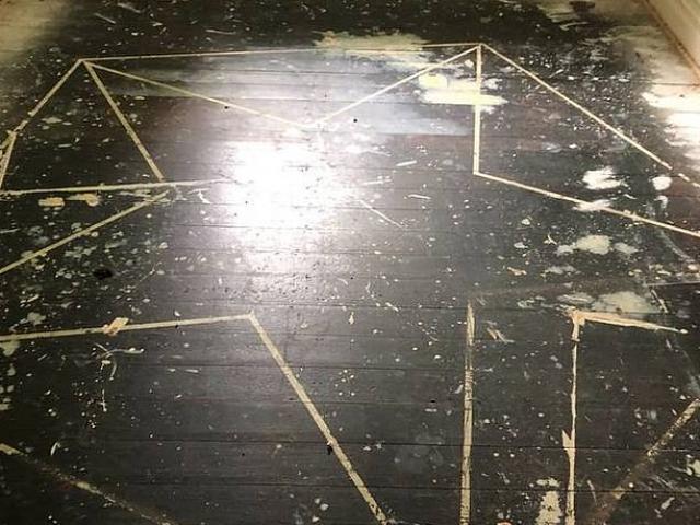 Phi thường - kỳ quặc - Sửa nhà, cặp đôi phát hiện dấu vết bí ẩn trên sàn, chưa từng thấy trong 30 năm