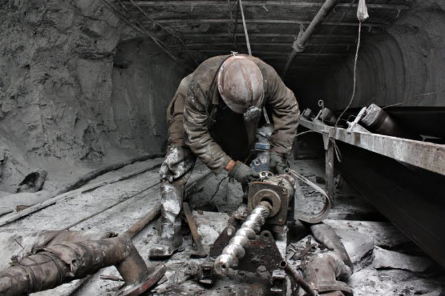 Công nhân mỏ: Khai thác mỏ là một ngành nguy hiểm, đặc biệt với công nhân khai thác dưới hầm. Bụi than làm tăng nguy cơ mắc ung thư phổi và dạ dày. Ngoài ra, các công nhân con phải ngửi khí thải từ khác thiết bị khoan.