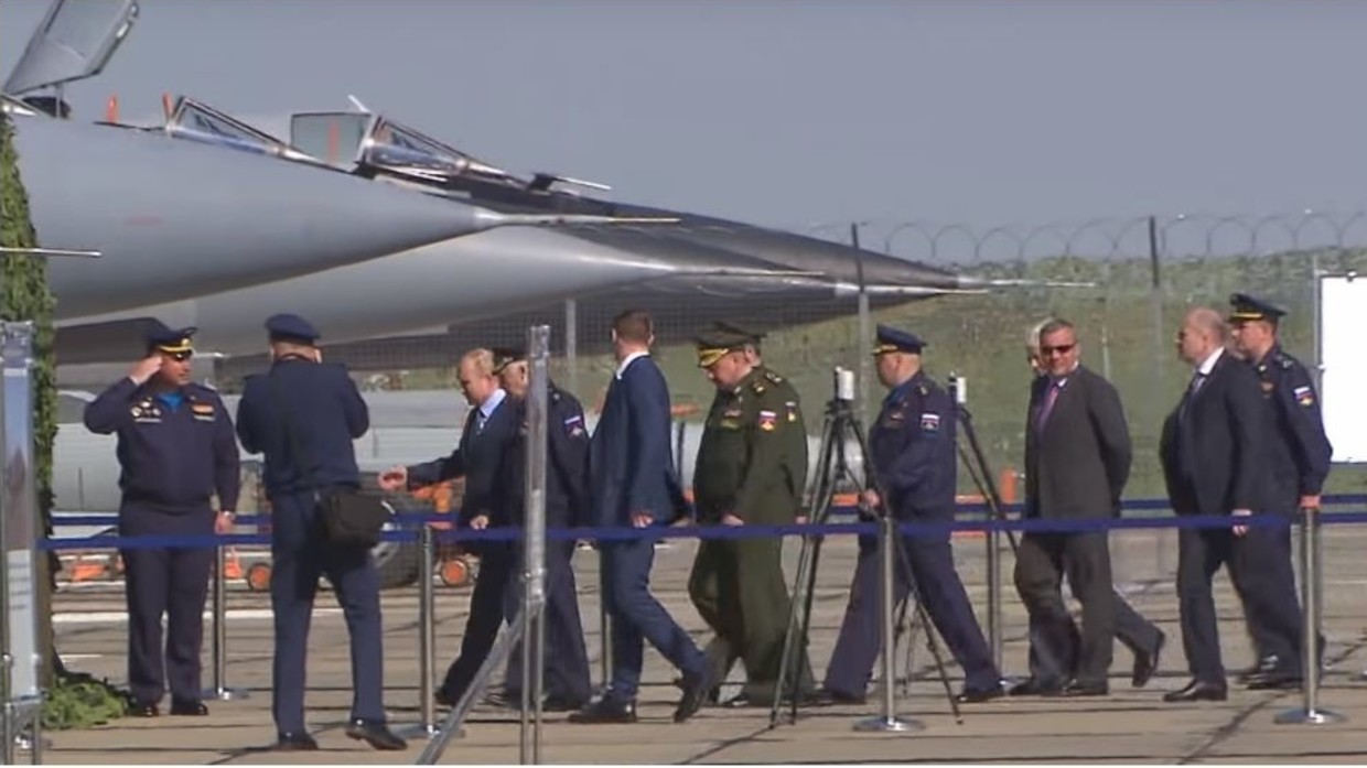 Putin được 6 chiếc Su-57 hộ tống, thị sát MiG-31 trang bị tên lửa “vô địch” - 1