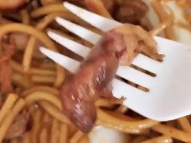 Phi thường - kỳ quặc - Mua đồ ăn mang về nhà, người phụ nữ hoảng hồn thấy cả một con chuột bên trong