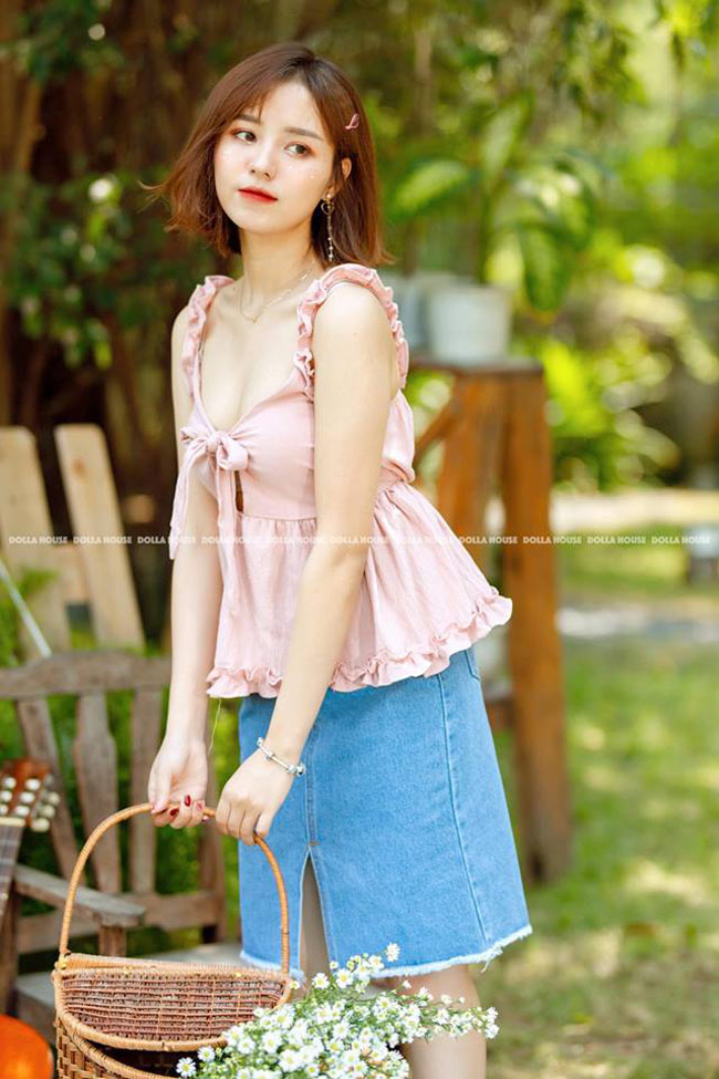 Cô nàng sở hữu mái tóc ngắn cá tính, gương mặt khả ái và vóc dáng đẹp.&nbsp;
