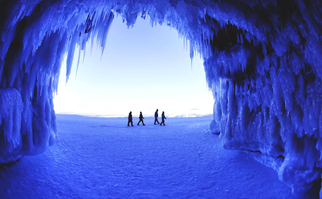Ontario, Canada: Đến với Ontario, du khách không những có cơ hội chiêm ngưỡng vẻ đẹp hùng vĩ của thác nước Niagara mê hoặc lòng người, mà còn có thể chiêm ngưỡng vẻ đẹp có một không hai từ các hang động băng tại đảo Manitoulin.
