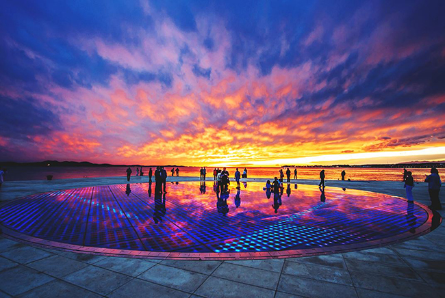 Zadar, Croatia: Từng là thành phố cổ từ thời đại Roman, Zadar sở hữu kho tài đồ sộ với các di sản kiến trúc khổng lồ. Đến với Zadar, ai cũng muốn lưu lại ít hôm để khám phá những đấu trường La Mã, nhà thờ St.Donat, nhà nữ tu viện St. Mary hay nhà thờ St.Anastasia, mỗi công trình đều mang nặng hơi thở lịch sử, đánh dấu cột mốc chói lọi của đế chế vàng son một thời.
