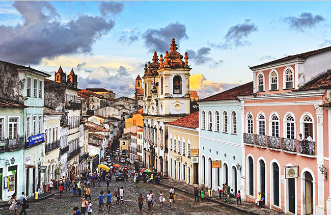 Salvador, Brazil: Không chỉ là thành phố giàu lịch sử, Salvador cũng được coi là “thành phố hạnh phúc” với vô số những bữa tiệc ngoài trời và lễ hội âm nhạc rực rỡ sắc màu. Trong đó phải kể đến lễ hội cầu lửa hay lễ Yemanja - một lễ hội đặc trưng cầu vị chúa biển cả.
