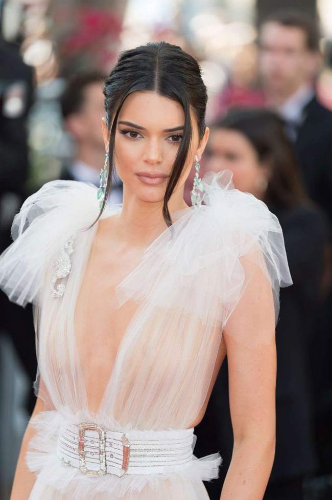 Vốn là người theo trào lưu &#34;giải phóng nhũ hoa - Free the nipples&#34;, Kendall không sử dụng bất cứ trang phục lót nào.