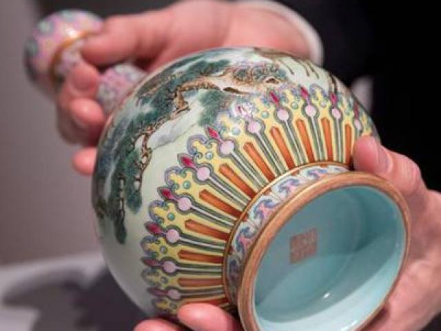 Thị trường - Tiêu dùng - Mua chiếc bình 300.000 đồng về bỏ xó, bất ngờ 30 tỷ "rơi vào đầu"