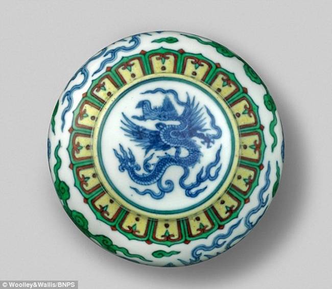 Chiếc bình có màu xanh lá, trắng, xanh da trời tuyệt đẹp là tác phẩm điển hình cho nghệ thuật gốm Trung Quốc cách đây 3 thế kỷ.